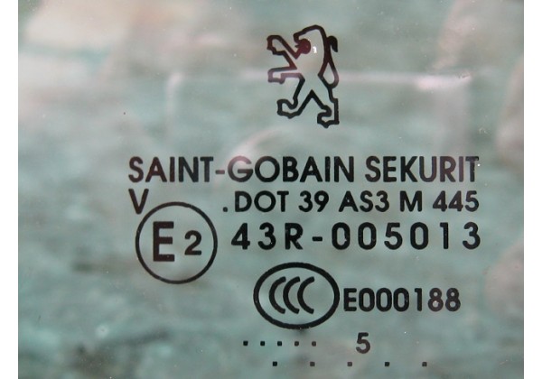 скло Пежо 407 кутник правий задній, 05р, універсал